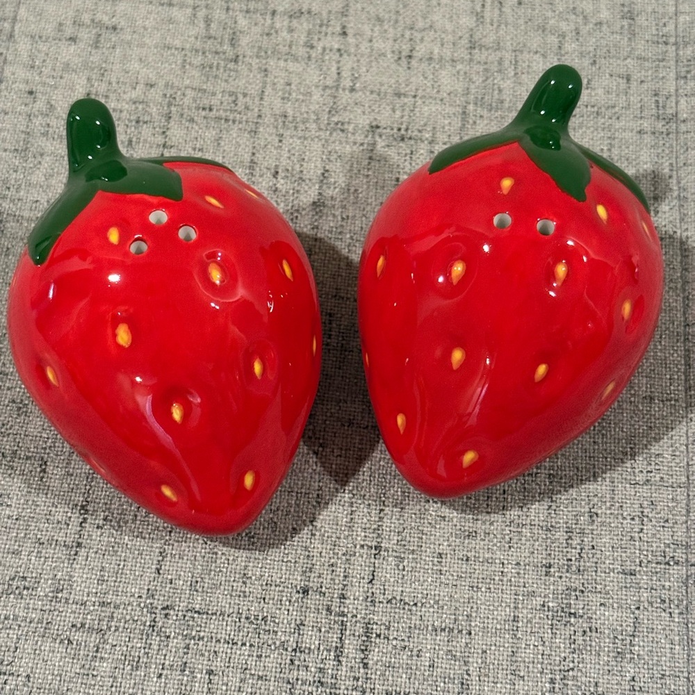 Strawberry Ceramic Salt & Pepper Shakers - Red - Picture 2 of 6